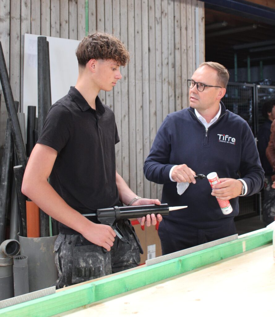 Frederik Smet, bestuurder Tifre, geeft uitleg aan de studenten van Wetech Academy
