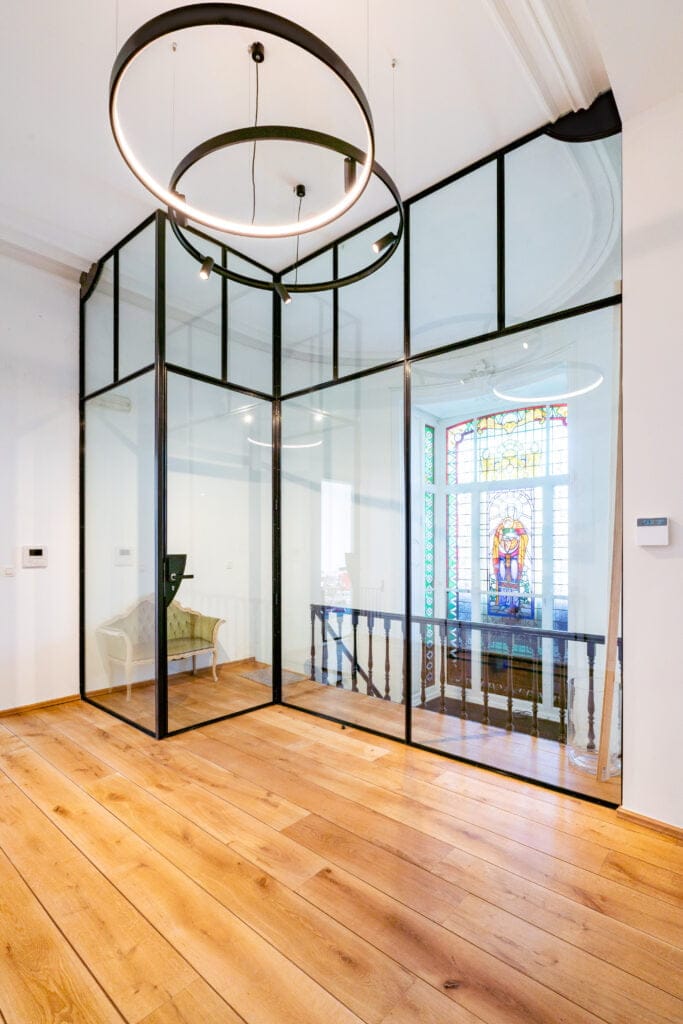 Renovatie herenwoning met parketvloeren en ramen in staal