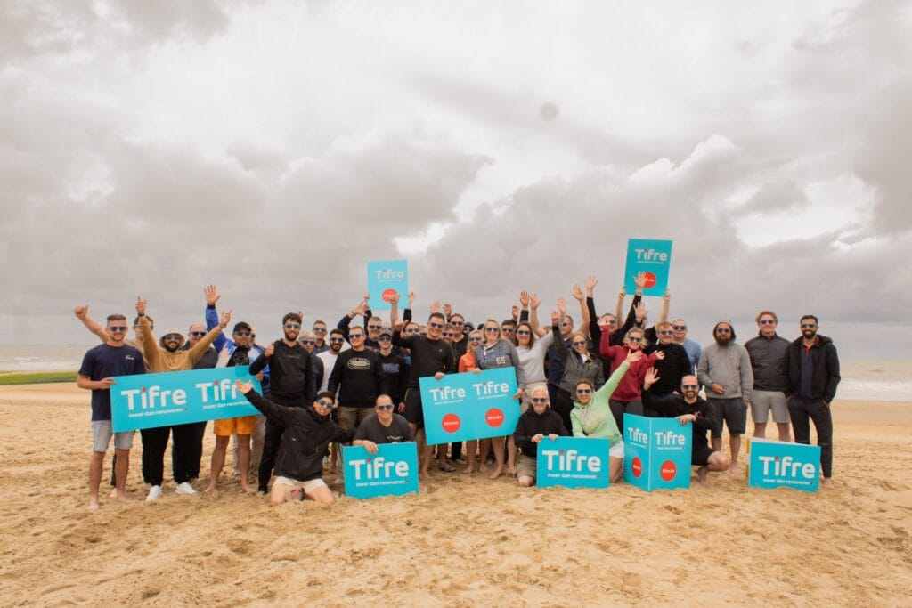Juichend team Tifre aan zee