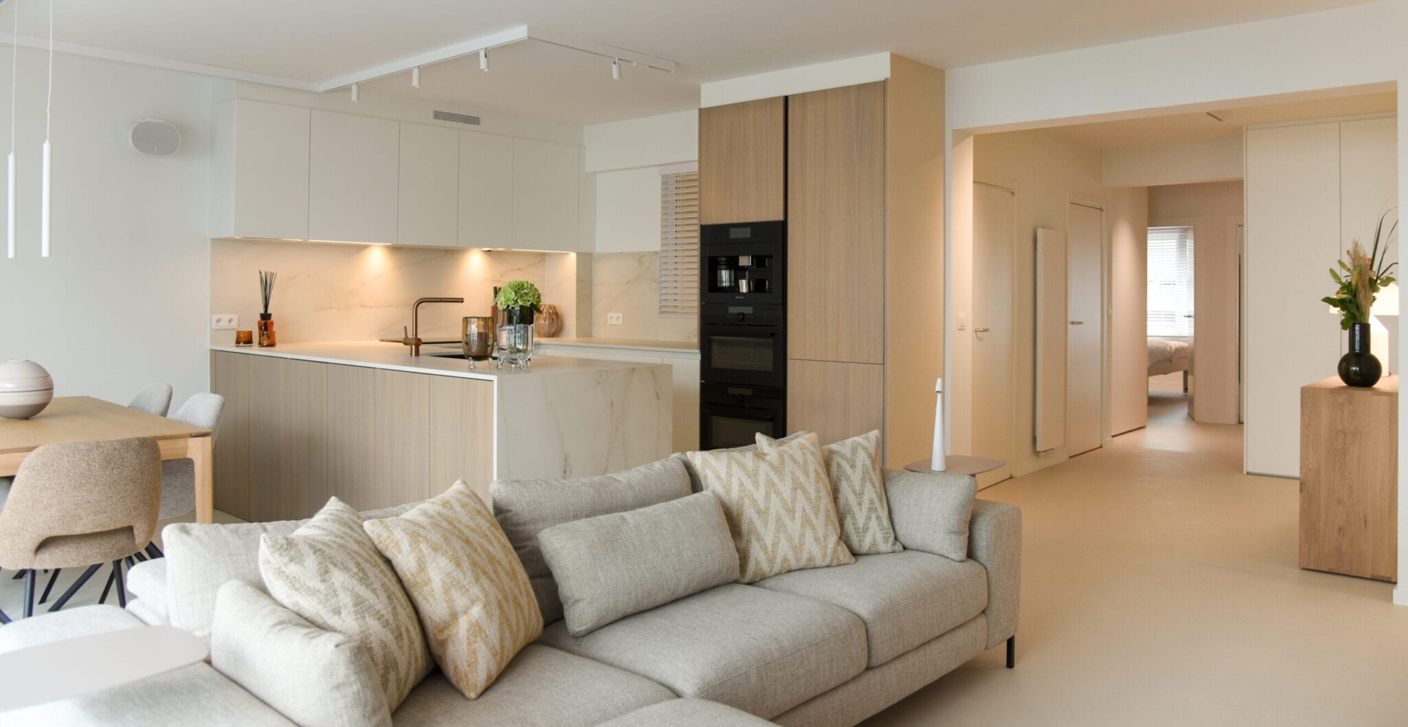 Interieur renovatie Knokke met keuken en beige zetel