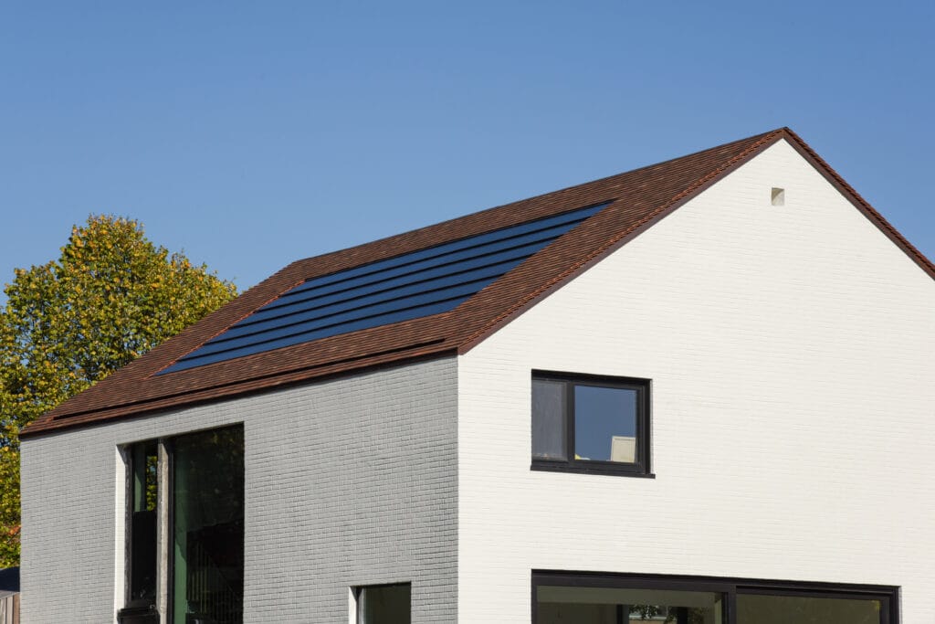 wit huis met zwarte ingewerkte zonnepanelen